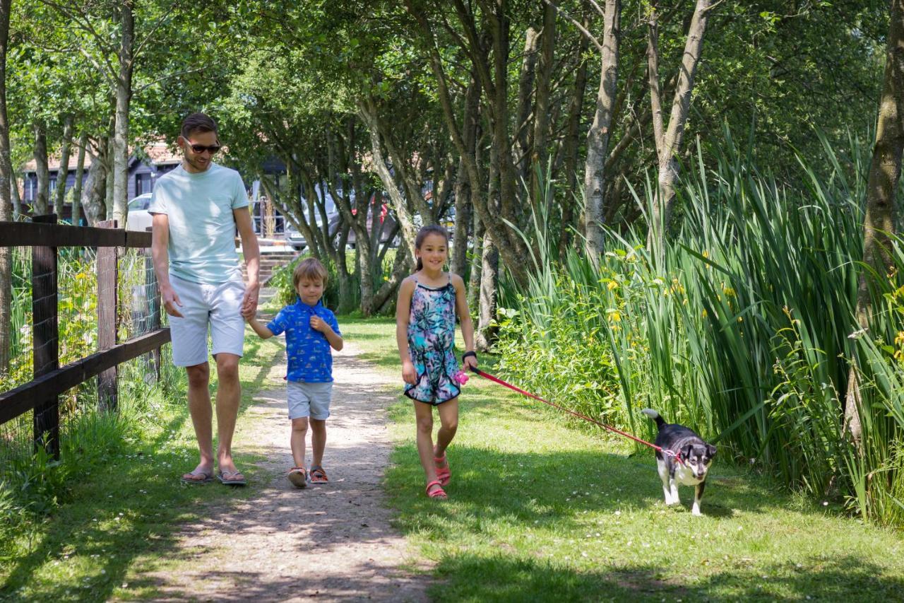 The Lakes Rookley Eksteriør billede Family walking in the park