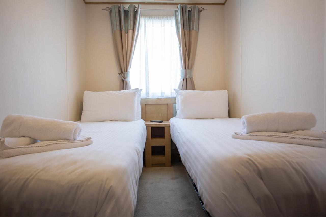 The Lakes Rookley Eksteriør billede A room at a capsule hotel in Tokyo