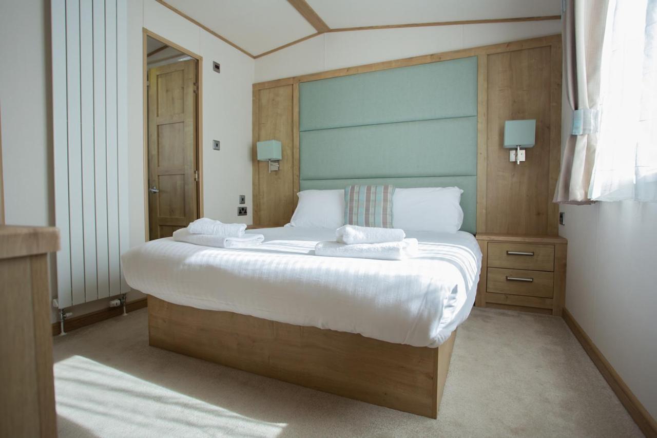 The Lakes Rookley Eksteriør billede A bedroom in a static