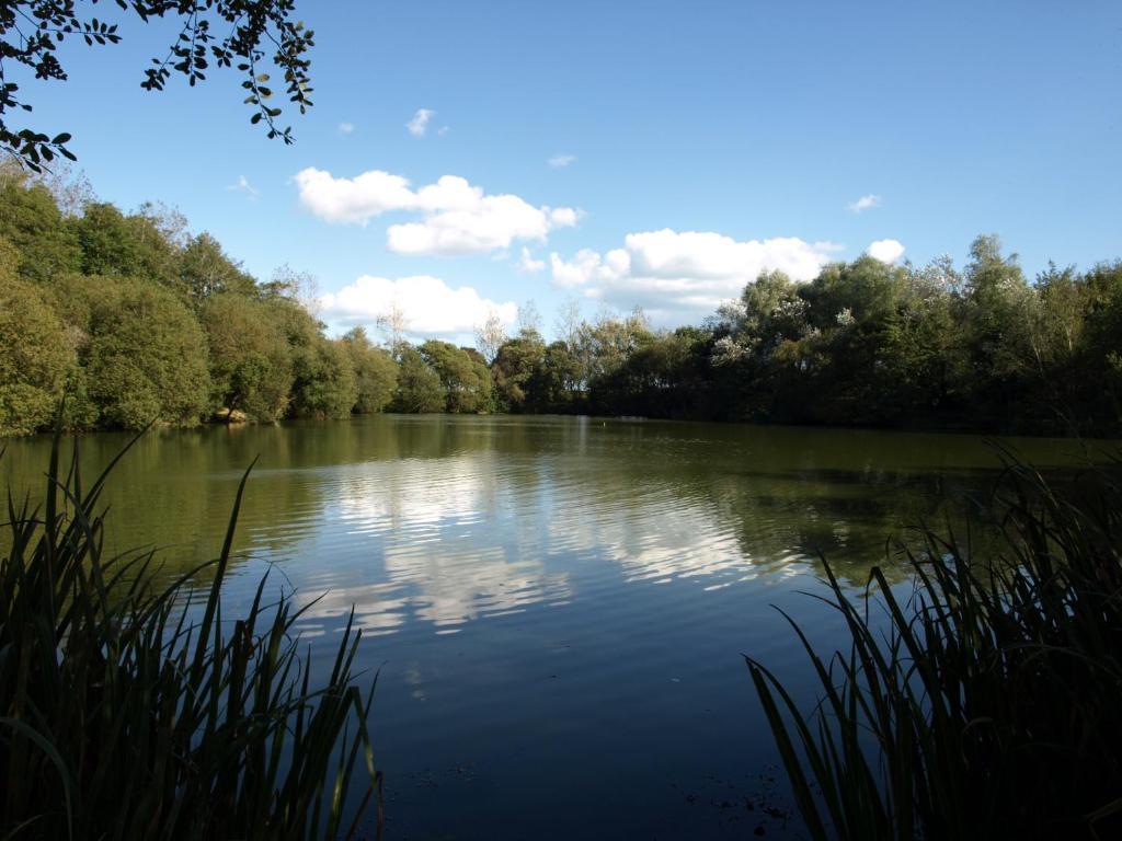 The Lakes Rookley Eksteriør billede The lake at the centre of the reserve