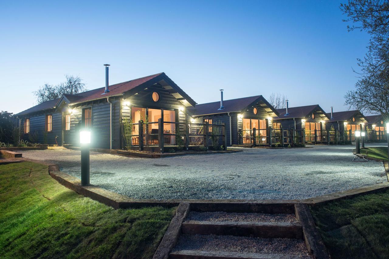 The Lakes Rookley Eksteriør billede The Lodge at night