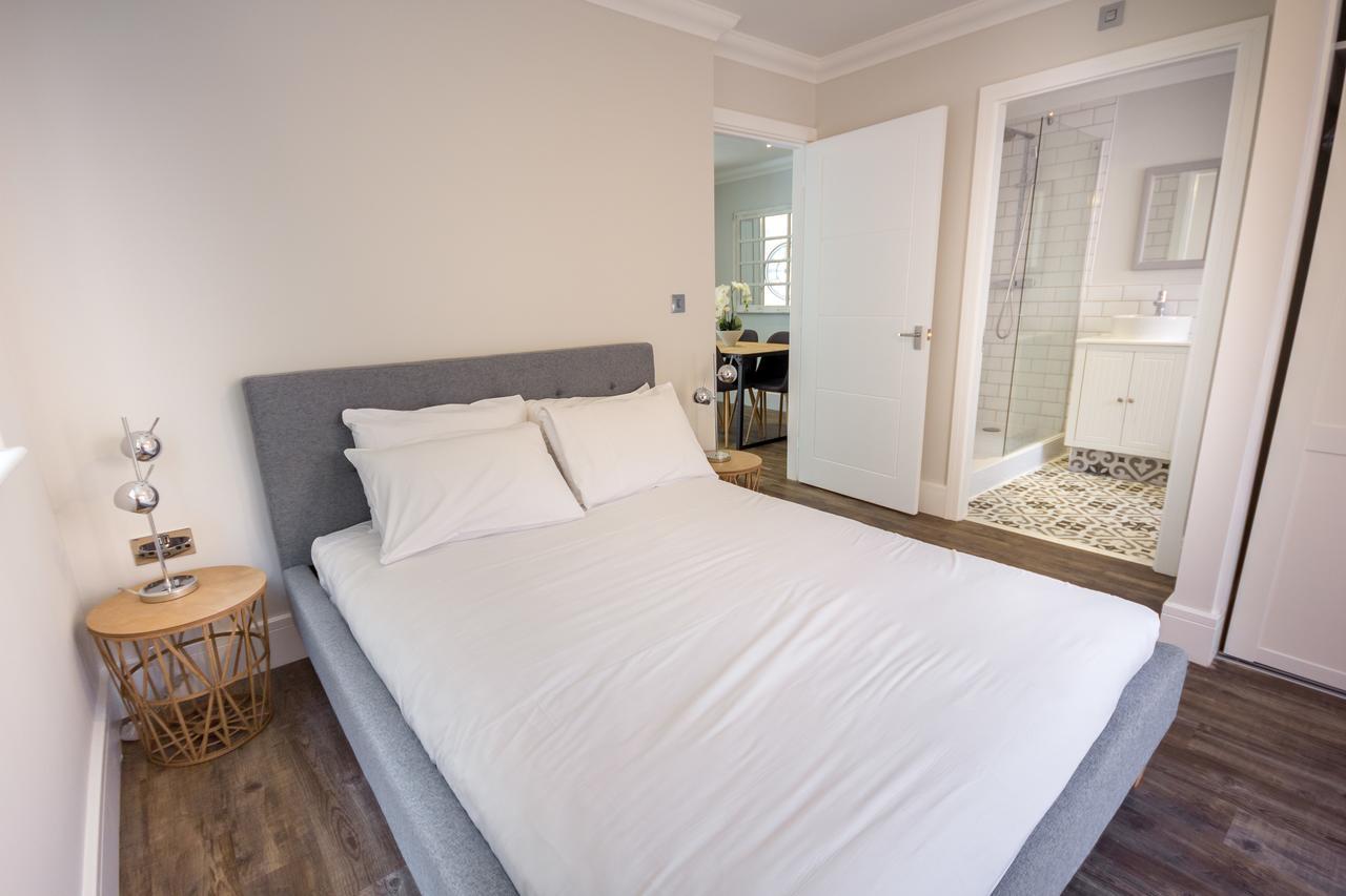 The Lakes Rookley Eksteriør billede A bedroom in a serviced apartment in London
