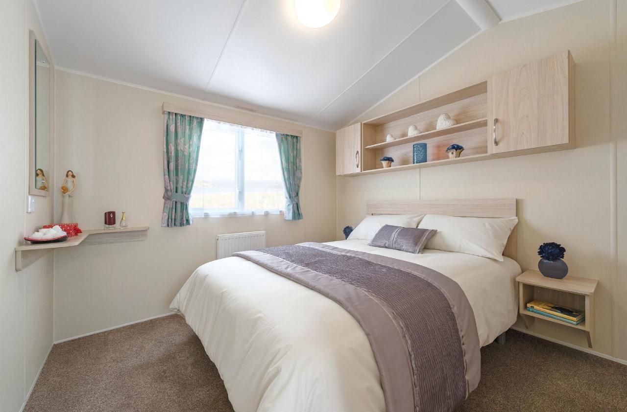 The Lakes Rookley Eksteriør billede A bedroom in a static