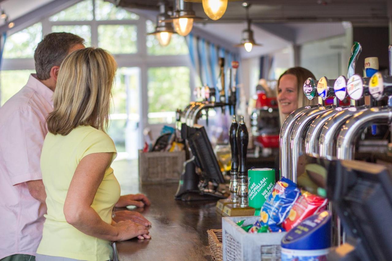 The Lakes Rookley Eksteriør billede The bar at the clubhouse