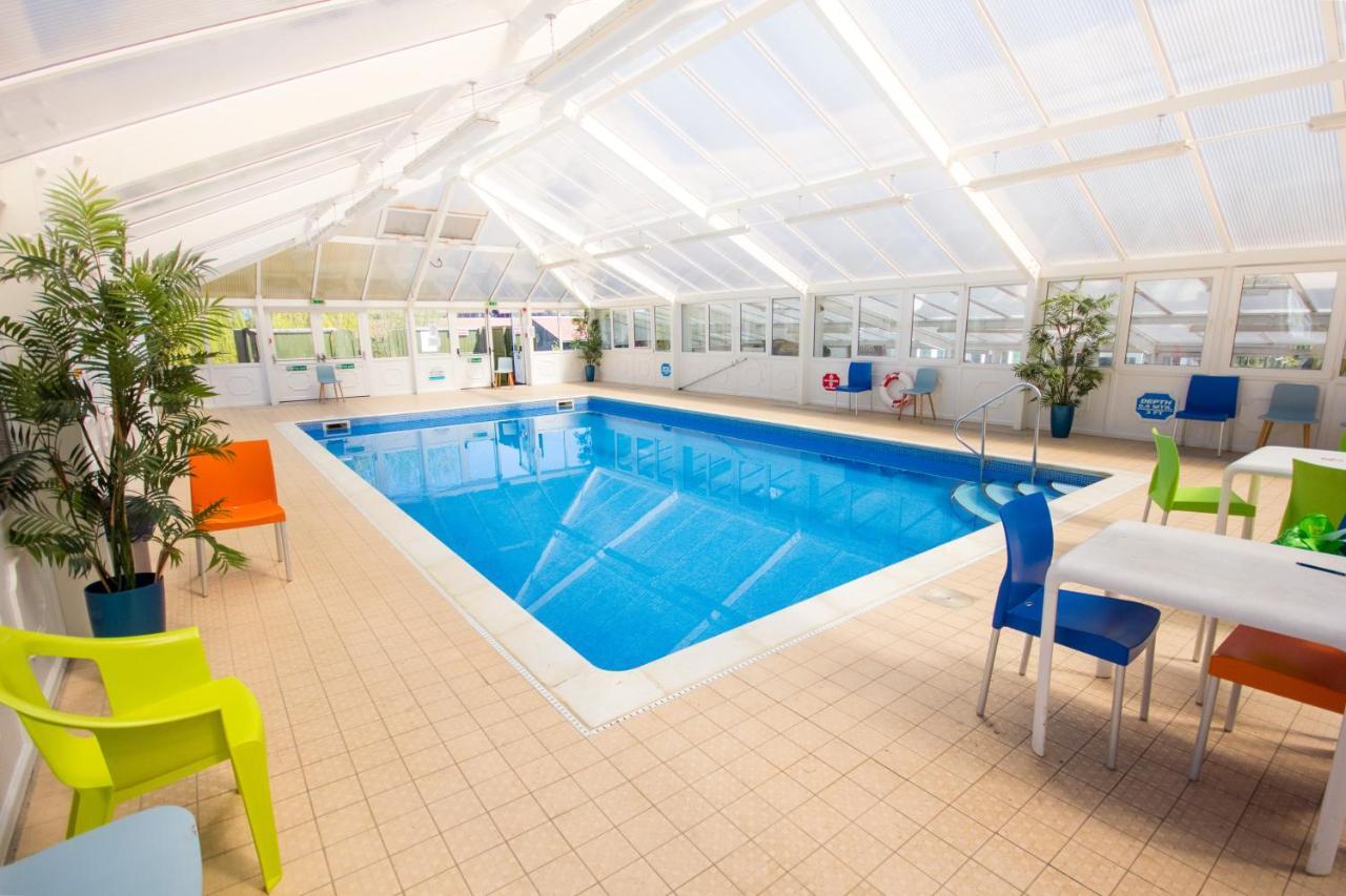 The Lakes Rookley Eksteriør billede The swimming pool at the leisure centre