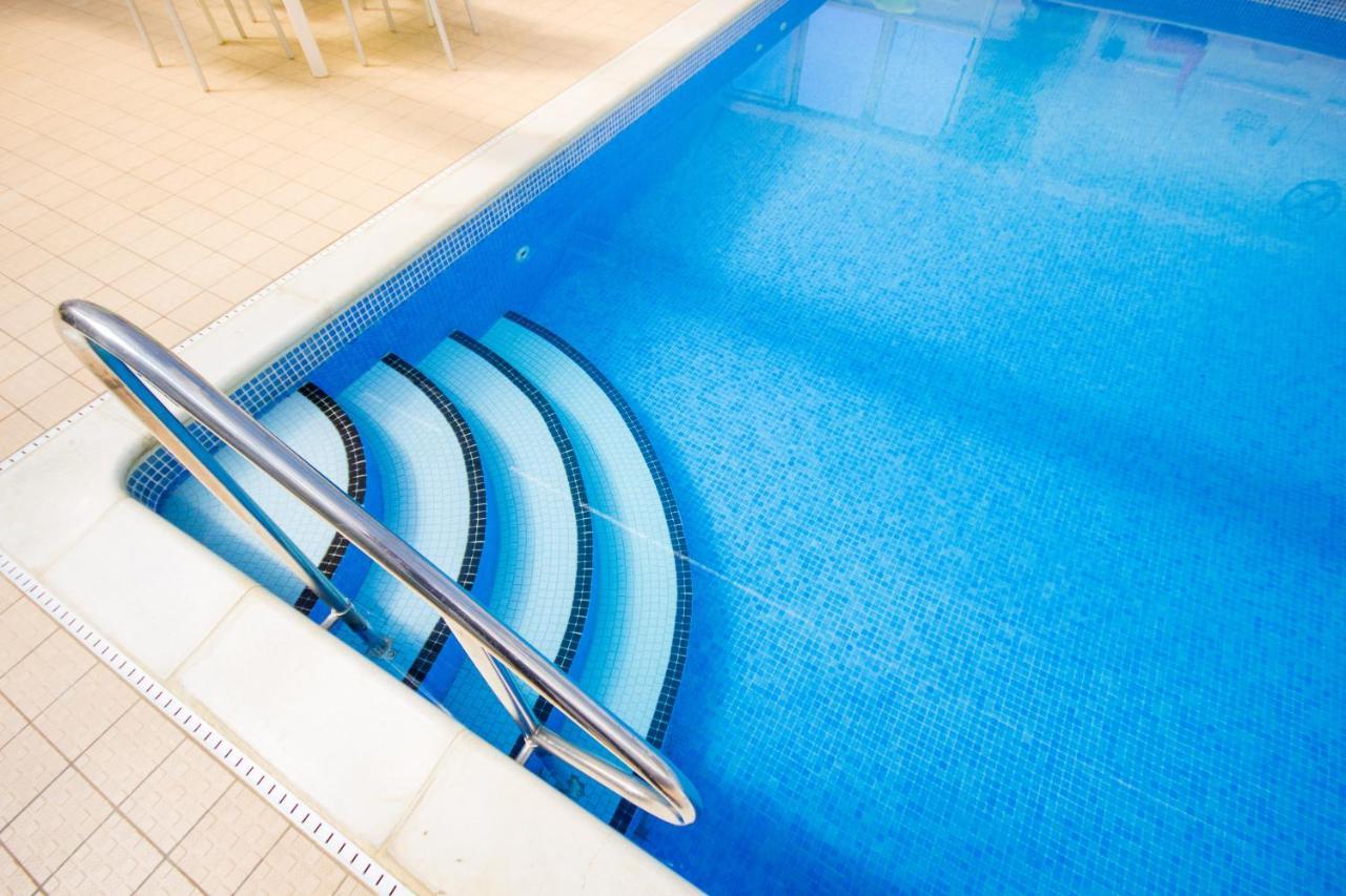 The Lakes Rookley Eksteriør billede Swimming pool