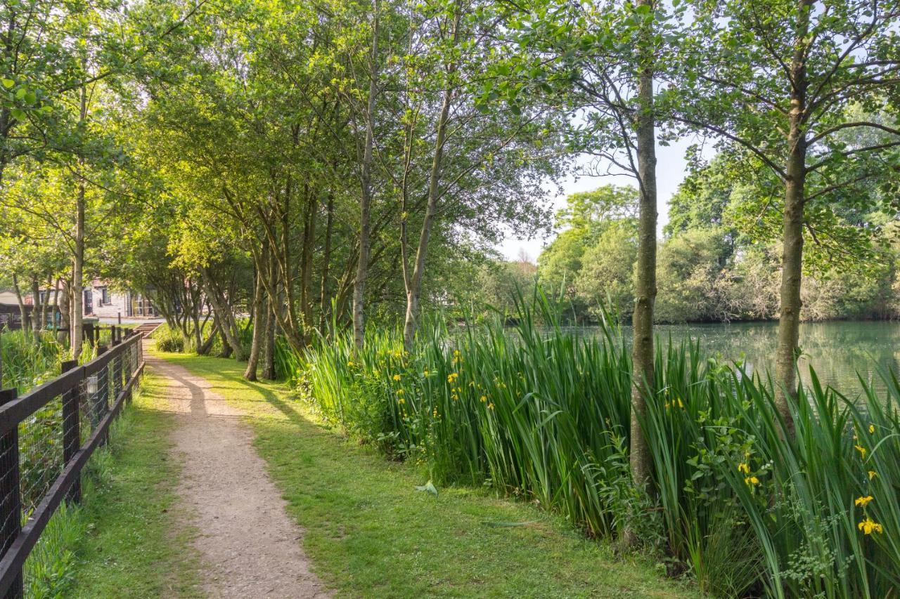 The Lakes Rookley Eksteriør billede The lake at the centre of the park